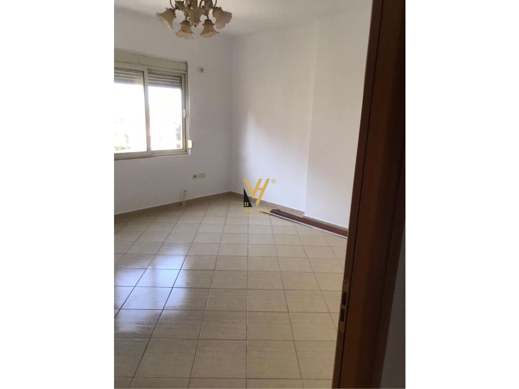 Jepet Zyre me qera te Qendra Kristal 90 m2 2