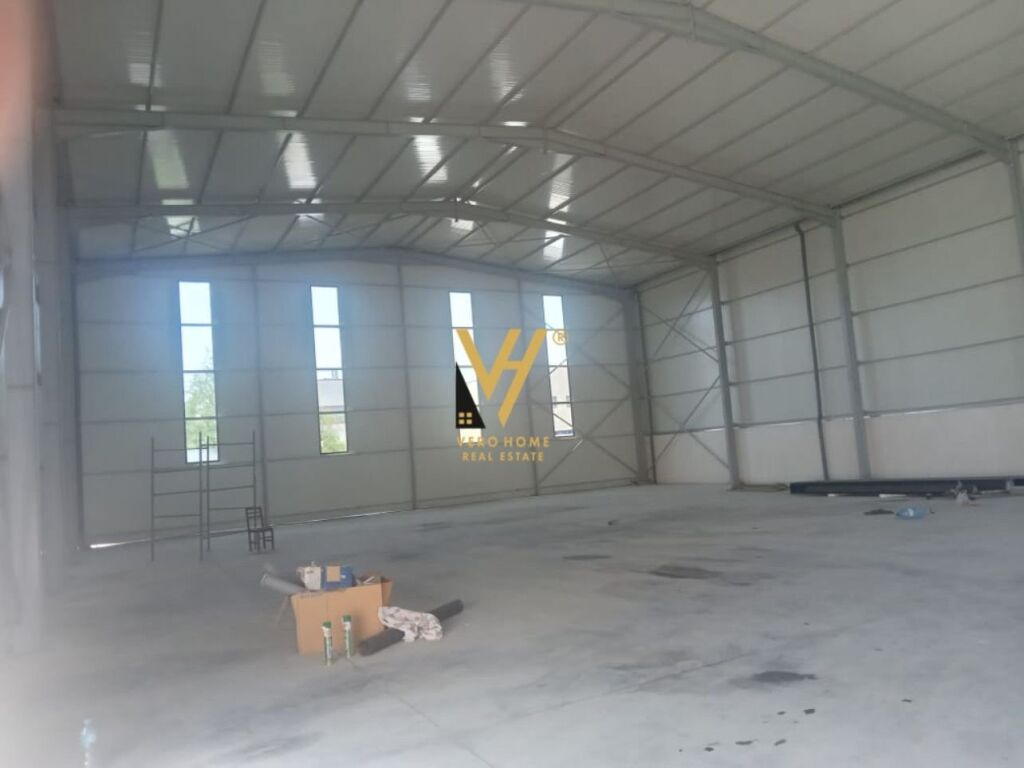 Jepet kapanon me qera te Autostrada Tirane-Durres 520 m2