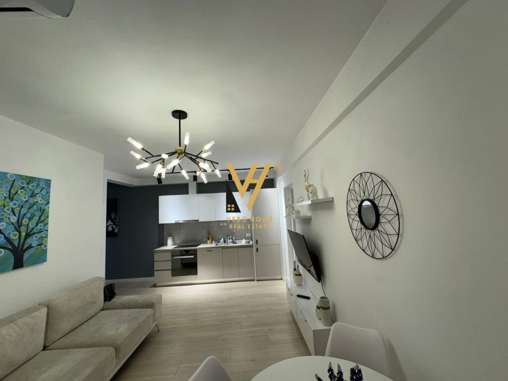 Shitet Apartament 2+1+ballkon te Ish Ekspozita Sot 80 m2