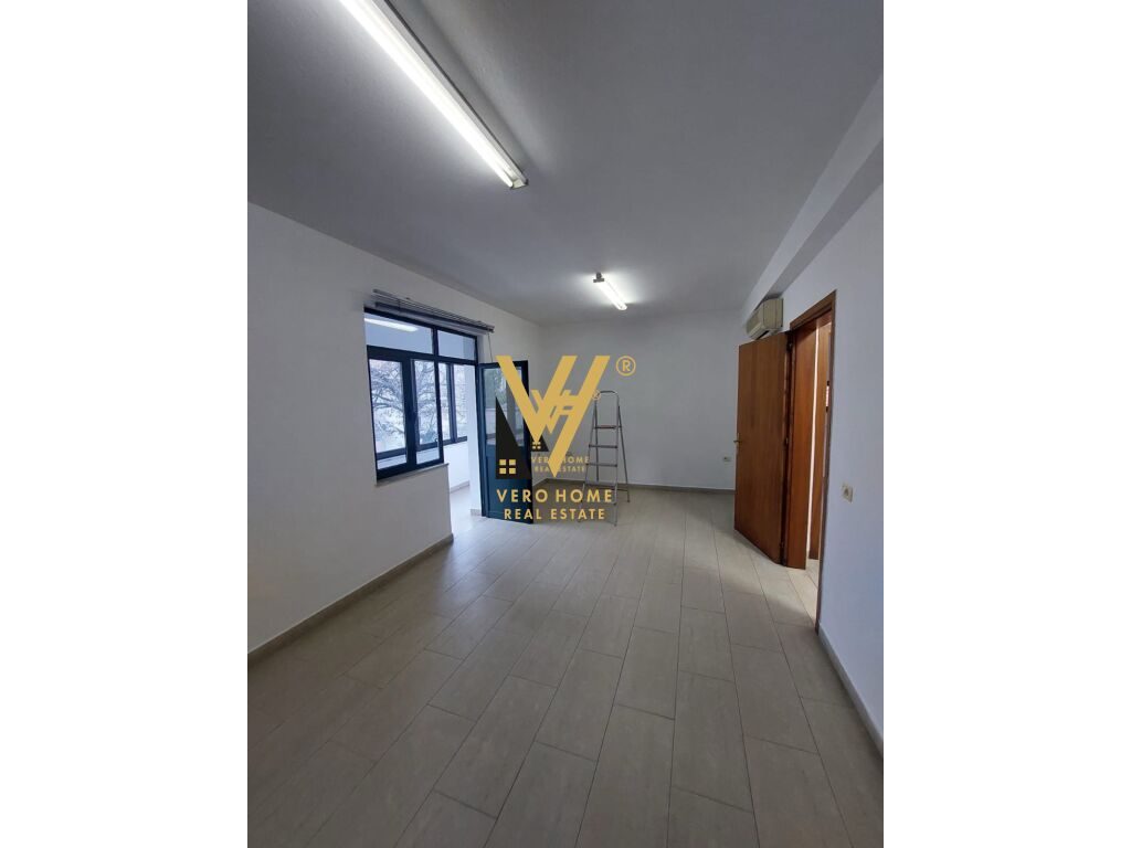JEPET ZYRE 115 M2 ME QERA TE RRUGA BARDHYL 1.000 EURO 4