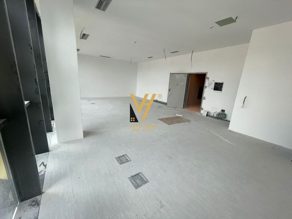 Shitet ambjent komercial ne Bllok, Rainbow Center 97 m2 2