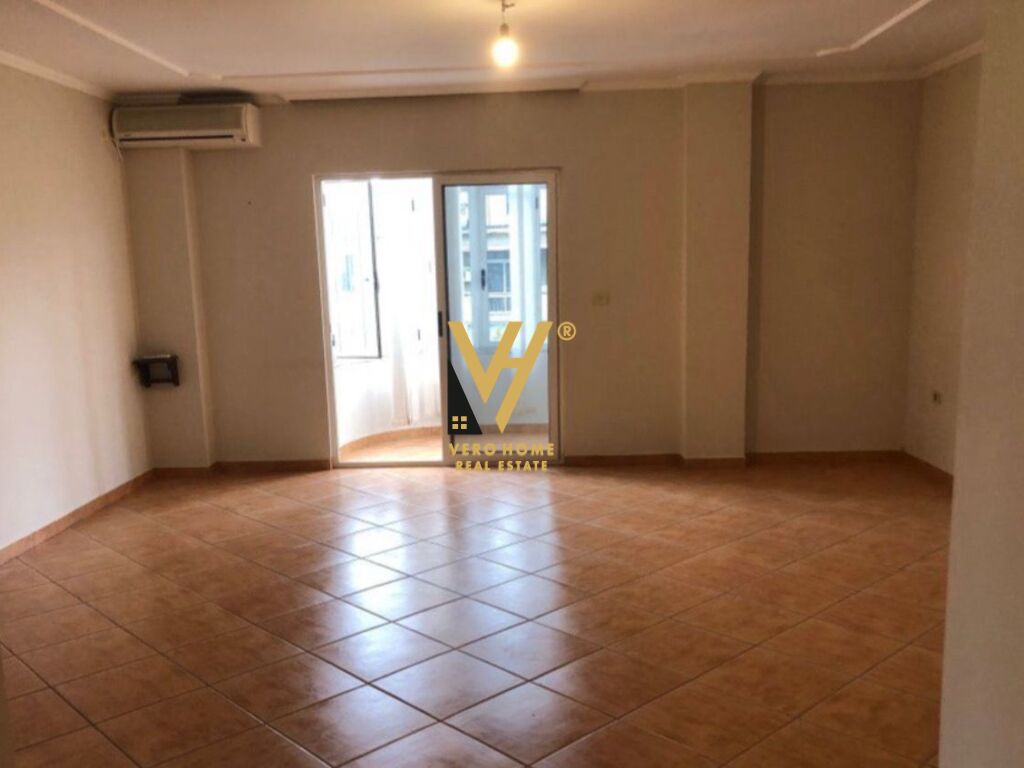 JEPET ZYRE 180 M2 ME QERA NE BLLOK 2.000 EURO
