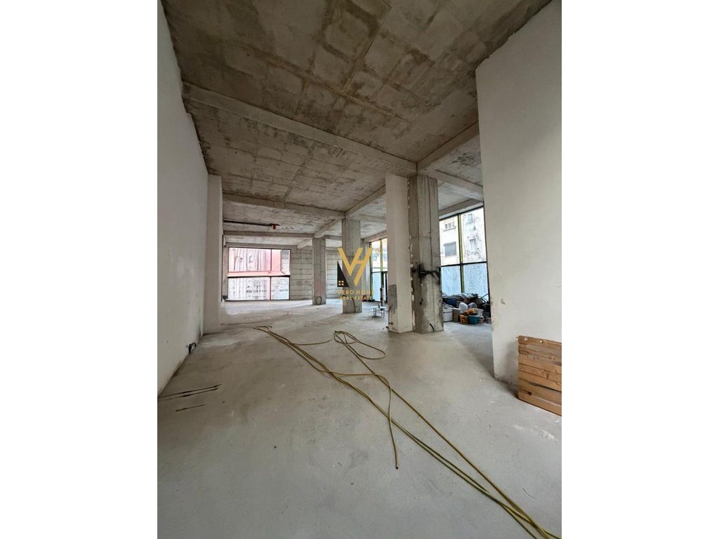 JEPET AMBIENT BIZNES 300 M2 ME QERA TE RRUGA E KAVAJES 9.000 EURO 3