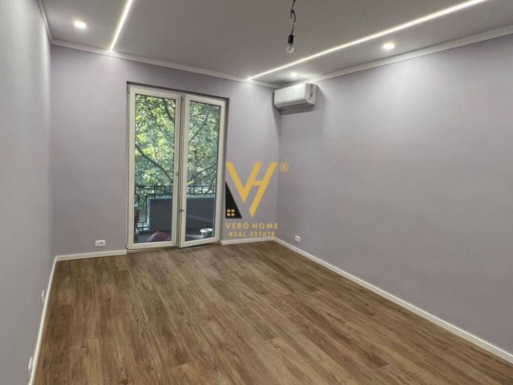 Jepet zyre me qera te Blloku 120 m2 2