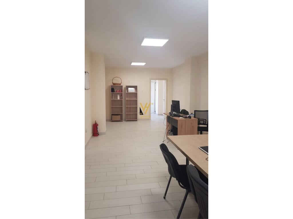 Jepet zyre me qera te Pazari i Ri 145 m2 3