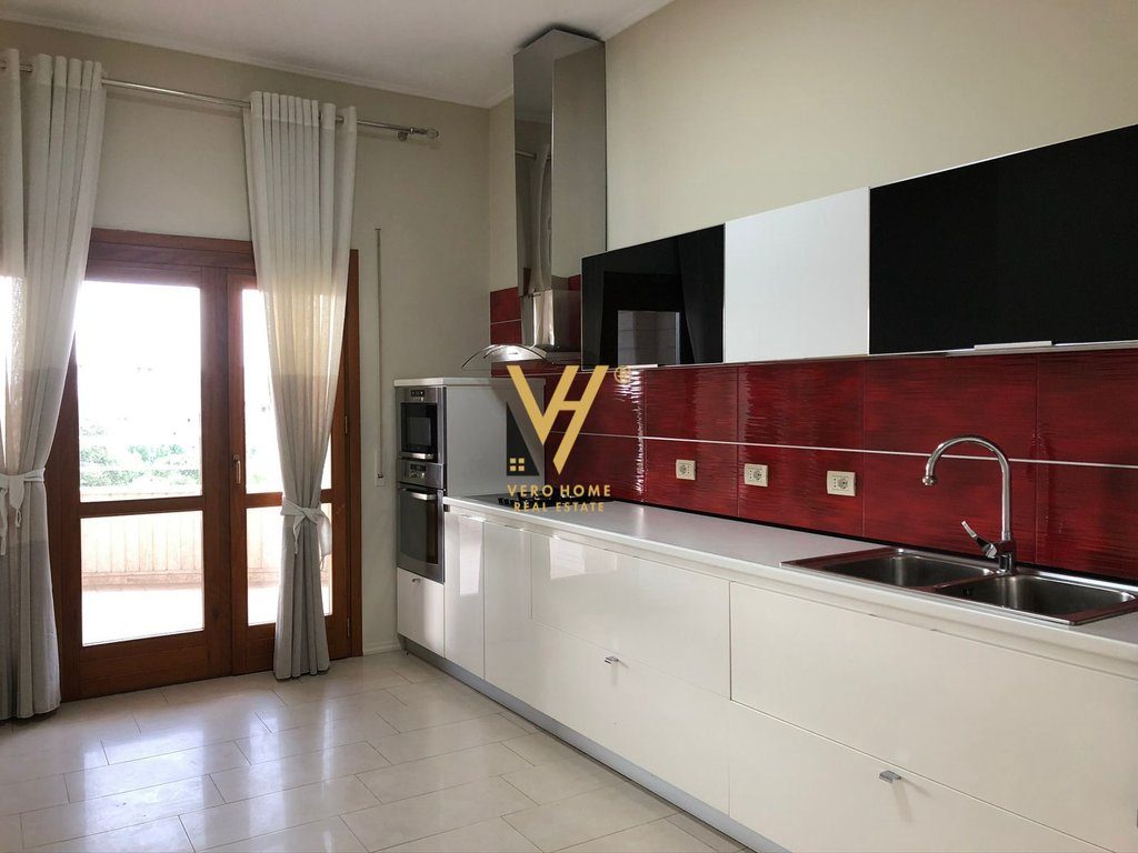 JEPET APARTAMENT 3+1+2+VERANDE ME QIRA TE KOPSHTI ZOOLOGJIK 1.500 EURO 3