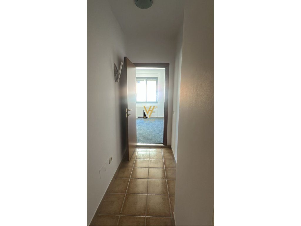 JEPET ZYRE 100M2 ME QERA NE BLLOK 1.300 EURO 3
