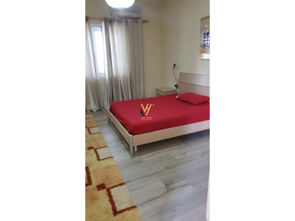 Jepet Apartament 2+1+ballkon me qera prane kishes Katolike,Rruga e Kavajes 110 m2 3