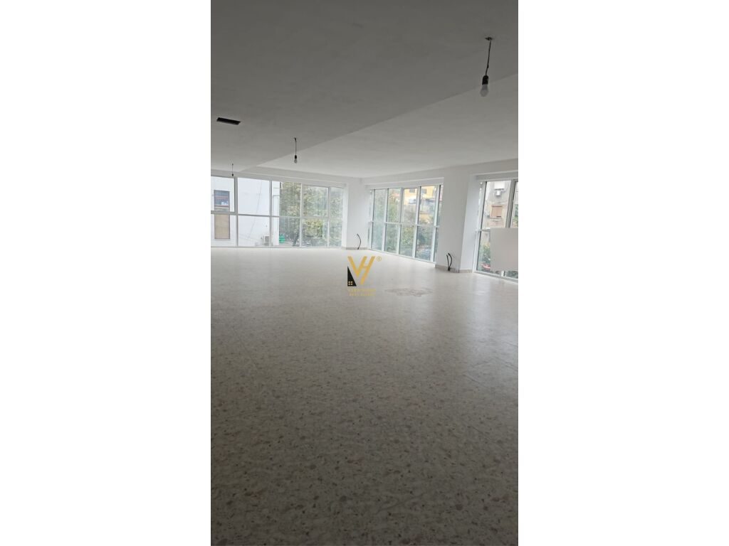 Jepet Zyre me qera te Rruga e Dibres 170 m2 3