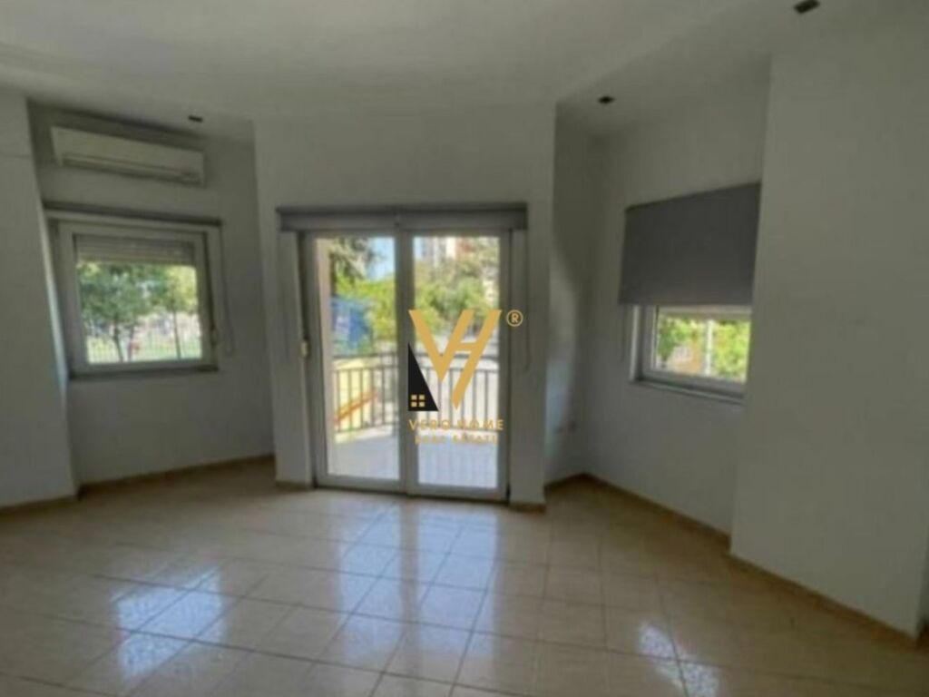 Shitet ambient biznesi te Rruga e Elbasanit 122 m2 2