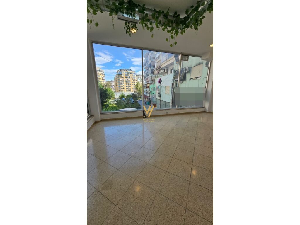 Shitet Njesi Biznesi te Nenkalimi Kodra e Diellit 136 m2