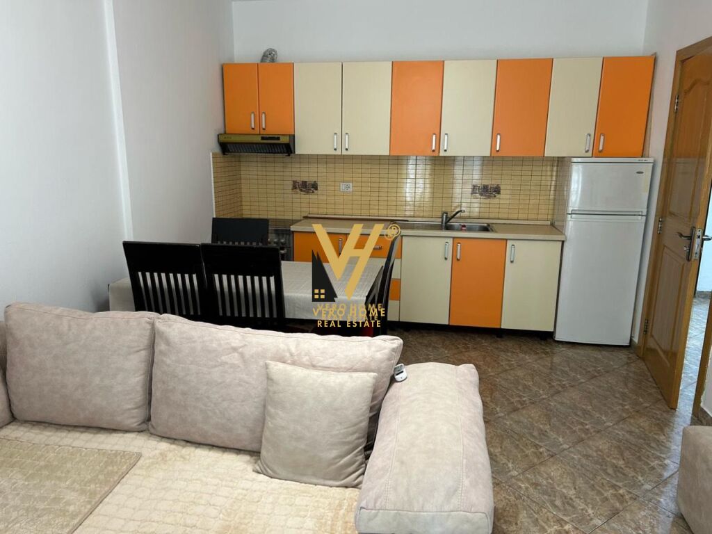 JEPET APARTAMENT 1+1 ME QERA TE ISH EKSPOZITA 55.000 LEKE 3
