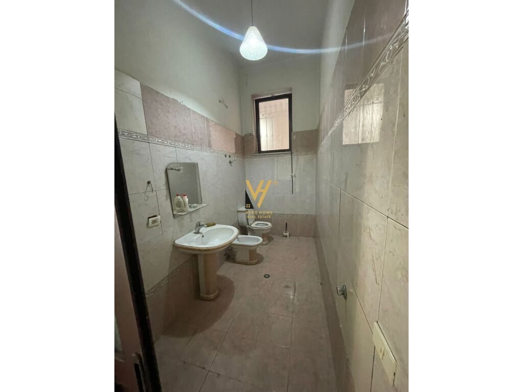 Shitet Ambient Biznesi te Rruga Hoxha Tahsim 132 m2 2