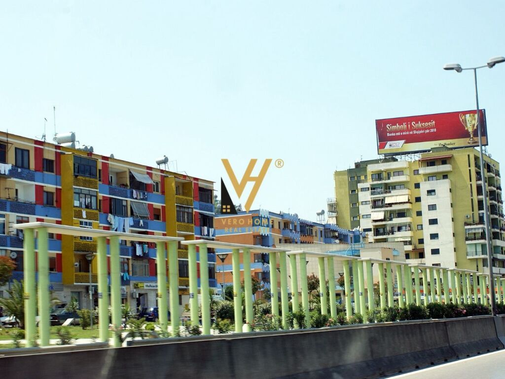 Shiten tre Dyqane dhe nje Apartament ne Vore 210 m2