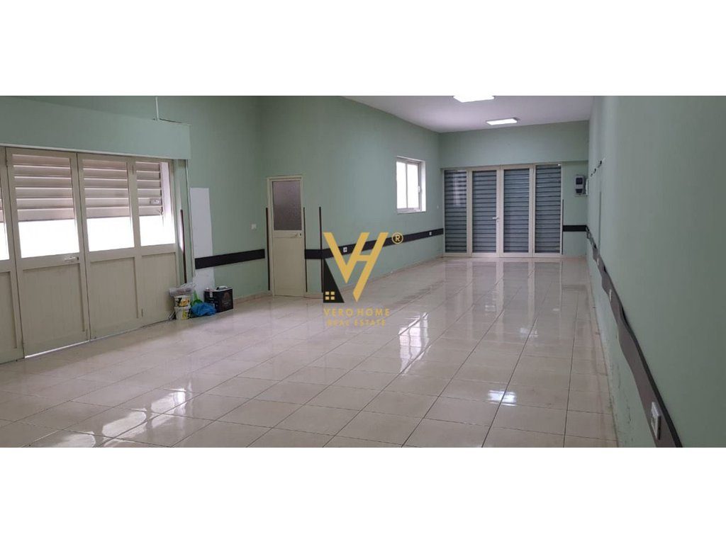 JEPET AMBIENT BIZNESI 100 M2 ME QERA TE RRUGA BARDHYL 100.000 LEKE 2