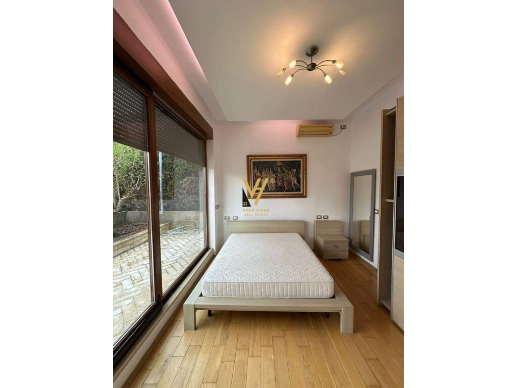 Shitet Penthouse 4+1+4 te Pazari i Ri 325 m2 2