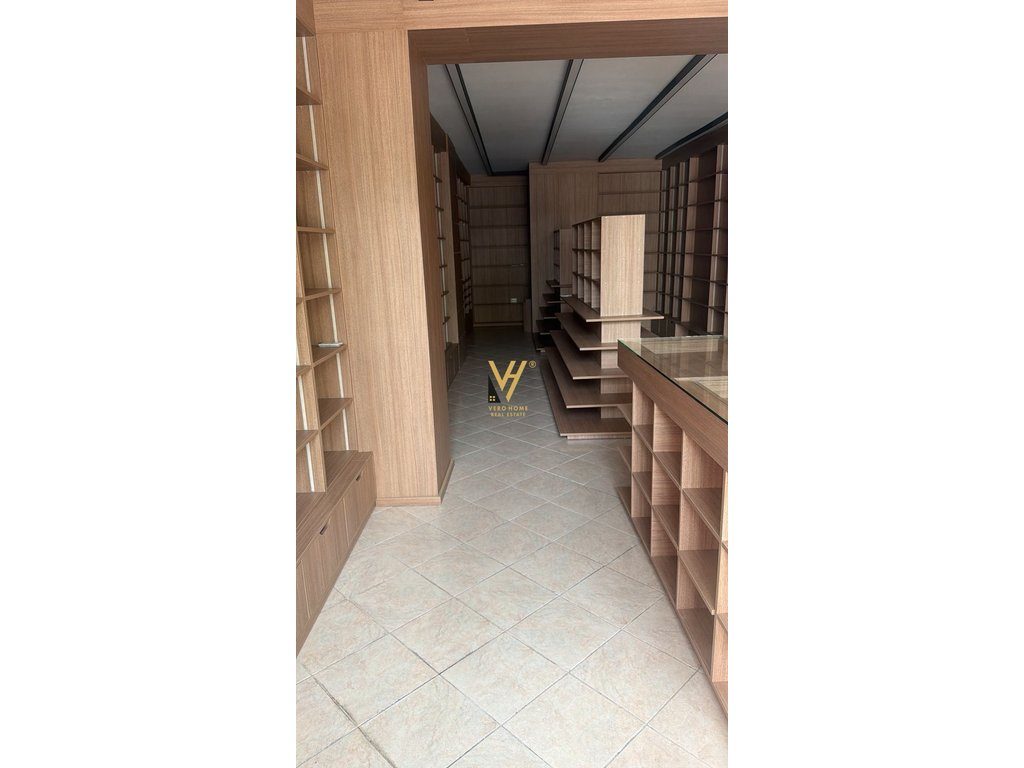 JEPET AMBIENT BIZNESI 54 M2 ME QERA TE TOPTANI 150.000 LEKE