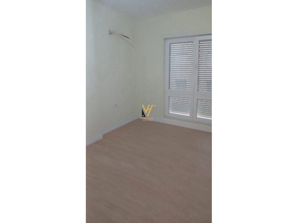 JEPET ZYRE 87M2 ME QERA TE RRUGA HOXHA TAHSIM 600 EURO 2