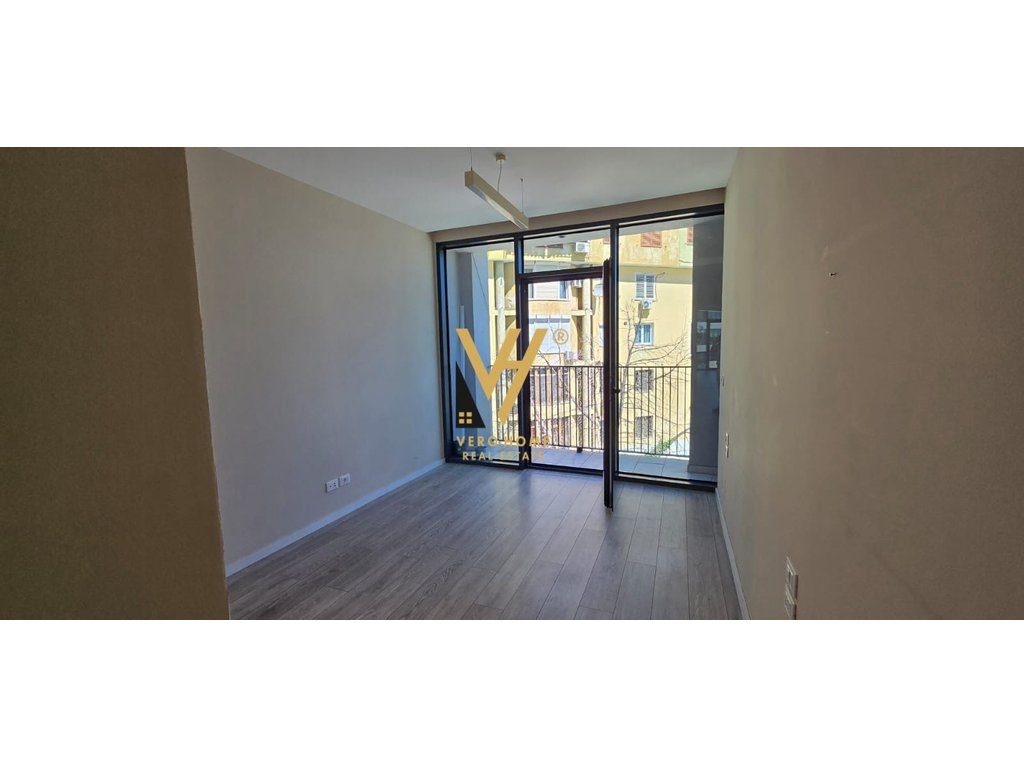 JEPET ZYRE 102 M2 ME QERA TE LAKE VIEW 1.500 EURO 3