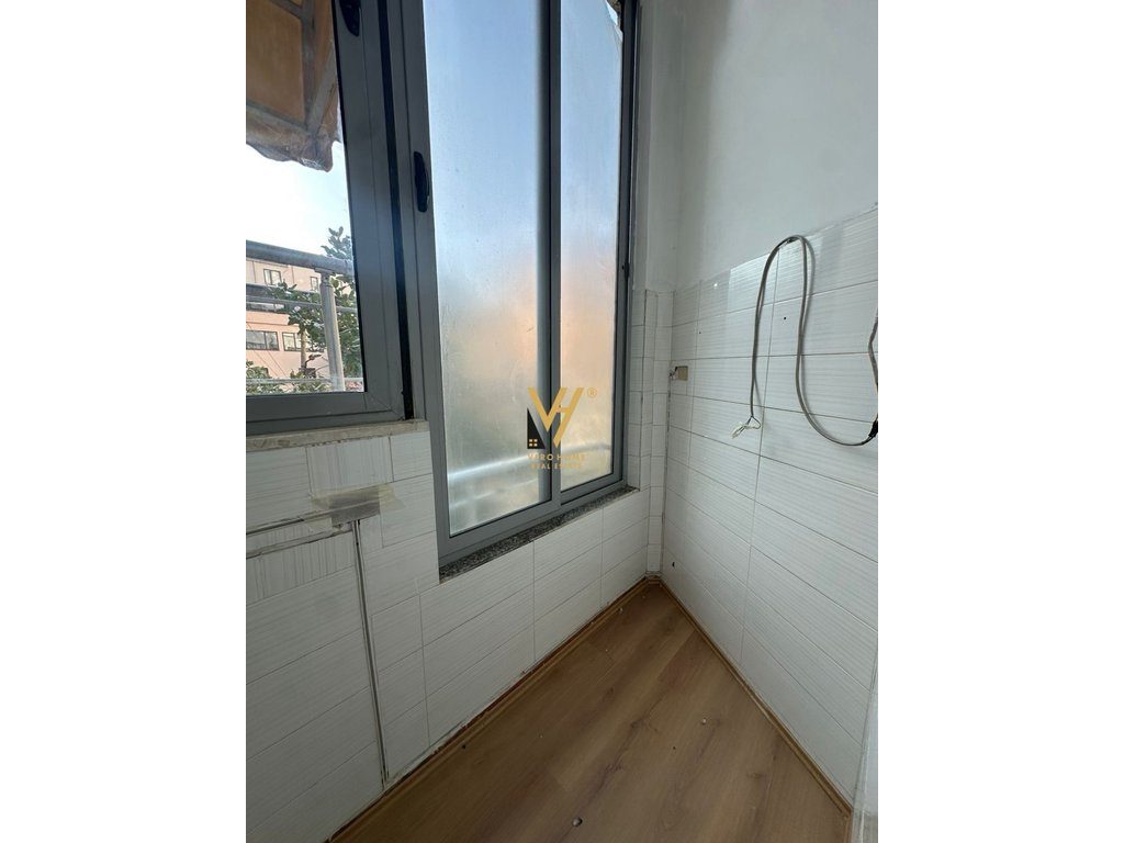 JEPET AMBIENT BIZNESI 65 M2 ME QIRA NE QENDER 110.000 LEKE 4