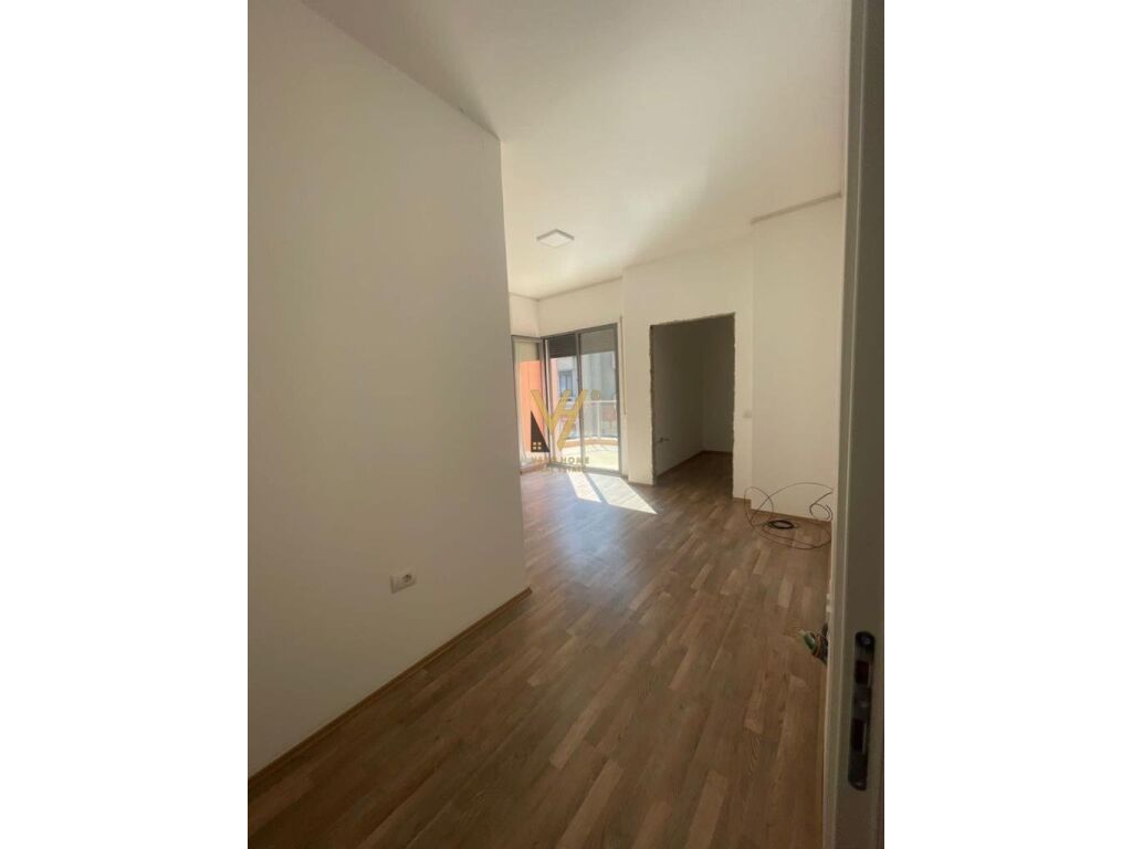 Shitet apartament 3+1+2 te Rruga e Kosovareve 180 m2 2