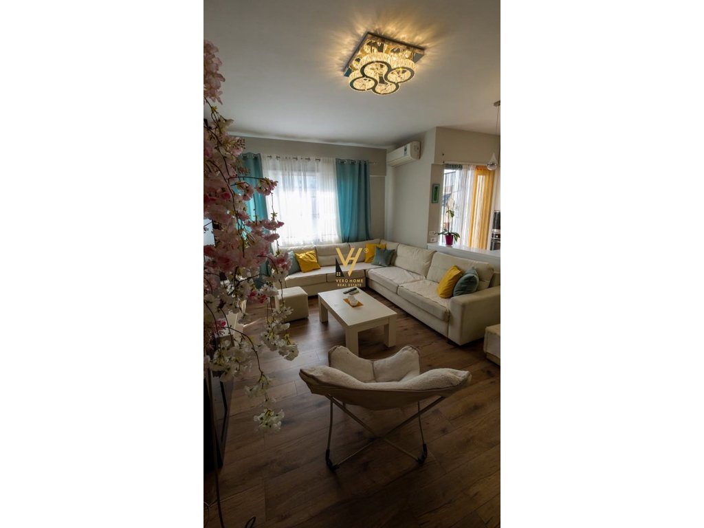 JEPET APARTAMENT 2+1+2+BLK ME QERA TE KOMUNA E PARISIT 1.000 EURO