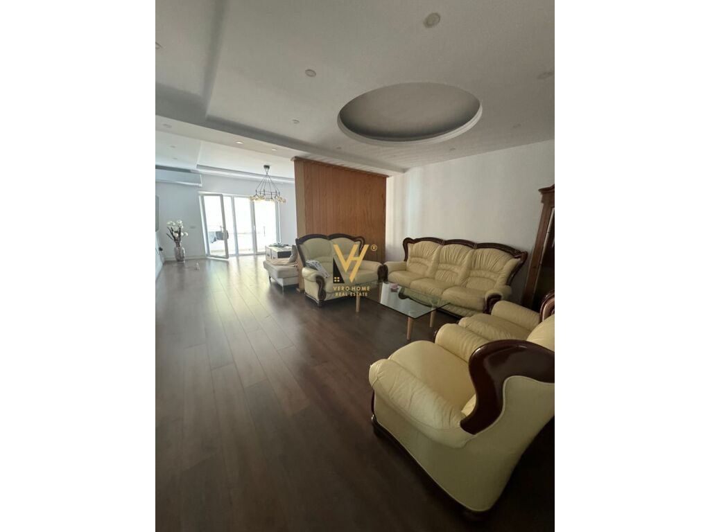 Jepet Apartament 3+1+2 me qera te Komuna e Parisit 168 m2 2
