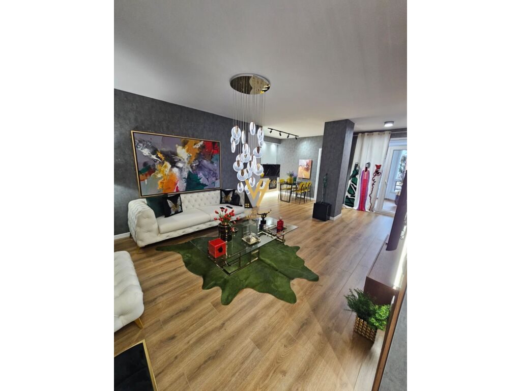 Shitet Apartament 2+1+2+ballkon te 21 Dhjetori 138 m2