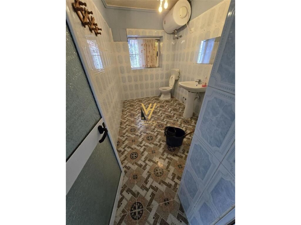 JEPET SHTEPI 2+1 ME QERA TE SPITALI NENE TEREZA 450 EURO 4