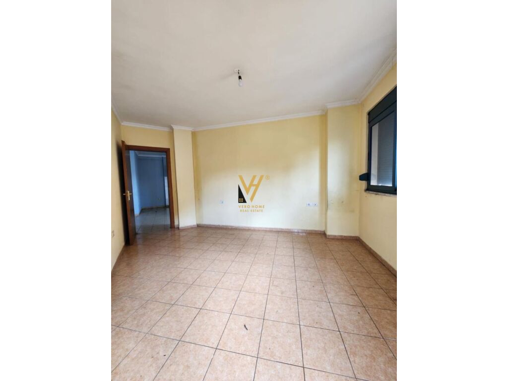 Shitet Apartament 2+1+2 te Rruga e Elbasanit 110 m2