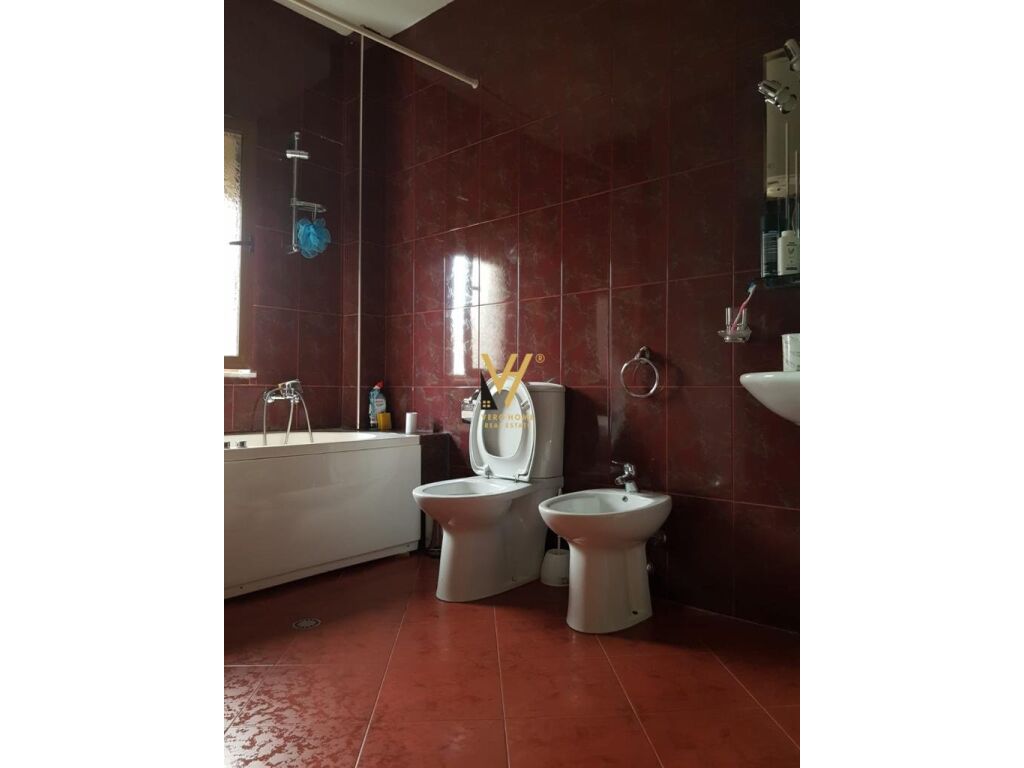 Shitet Apartament 4+1+2 tek Medreseja 160 m2 4