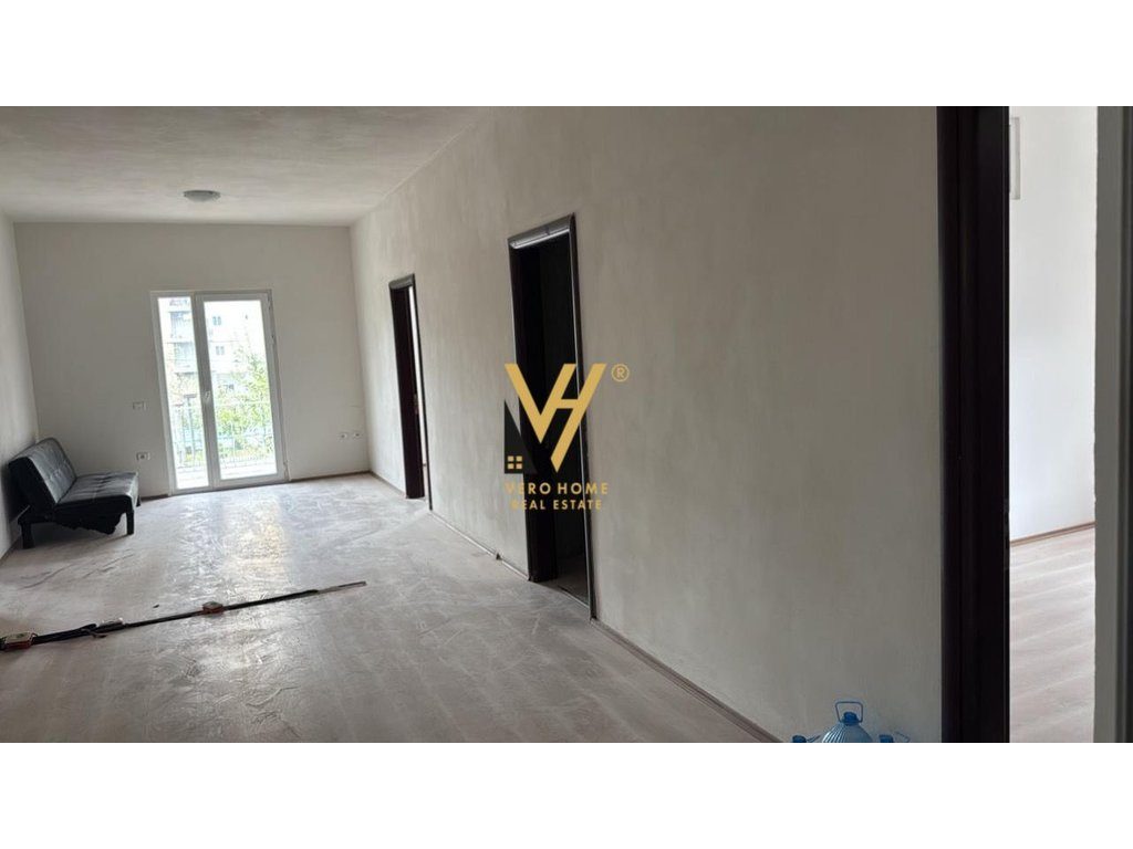 JEPET ZYRE 280M2 ME QERA TE ISH FUSHA E AVIACIONIT 1.000 EURO 1