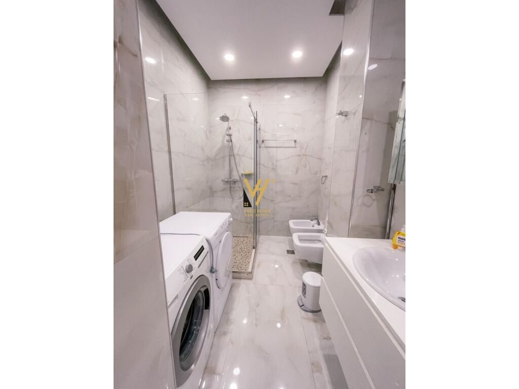 Jepet Apartament 2+1+ballkon me qera te Pazari i Ri 130 m2 2