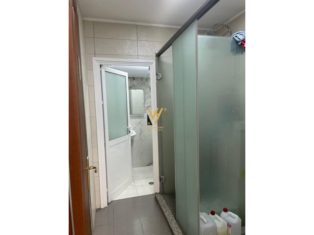 JEPET ZYRE 307 M2 ME QERA TE RRUGA ABDULLA KETA, QENDER 3.400 EURO 4