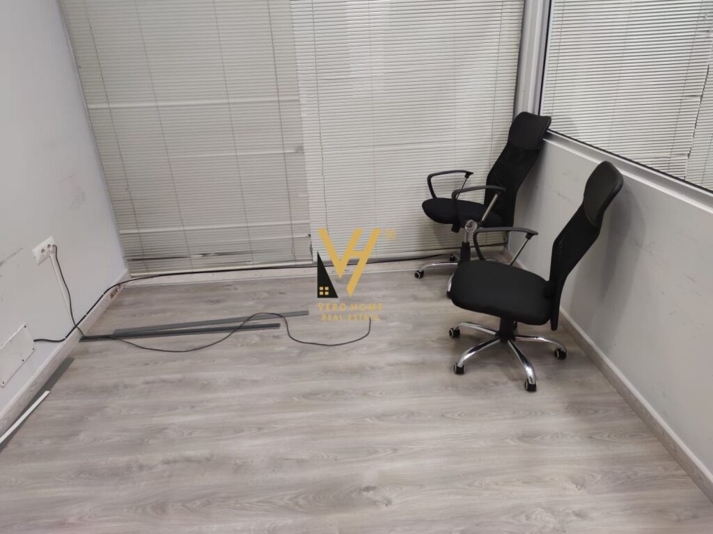 Jepet zyre me qera te Qendra Kristal Center 110 m2 2