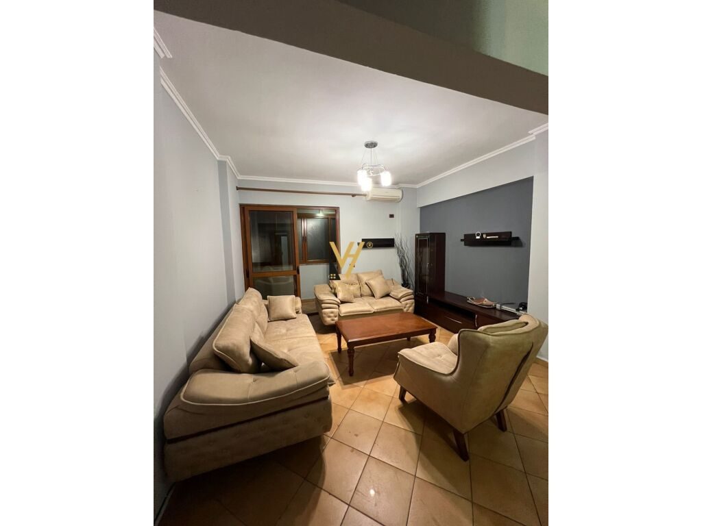 Jepet Apartament 3+1+2+ballkon me qera te Komuna e Parisit 105 m2