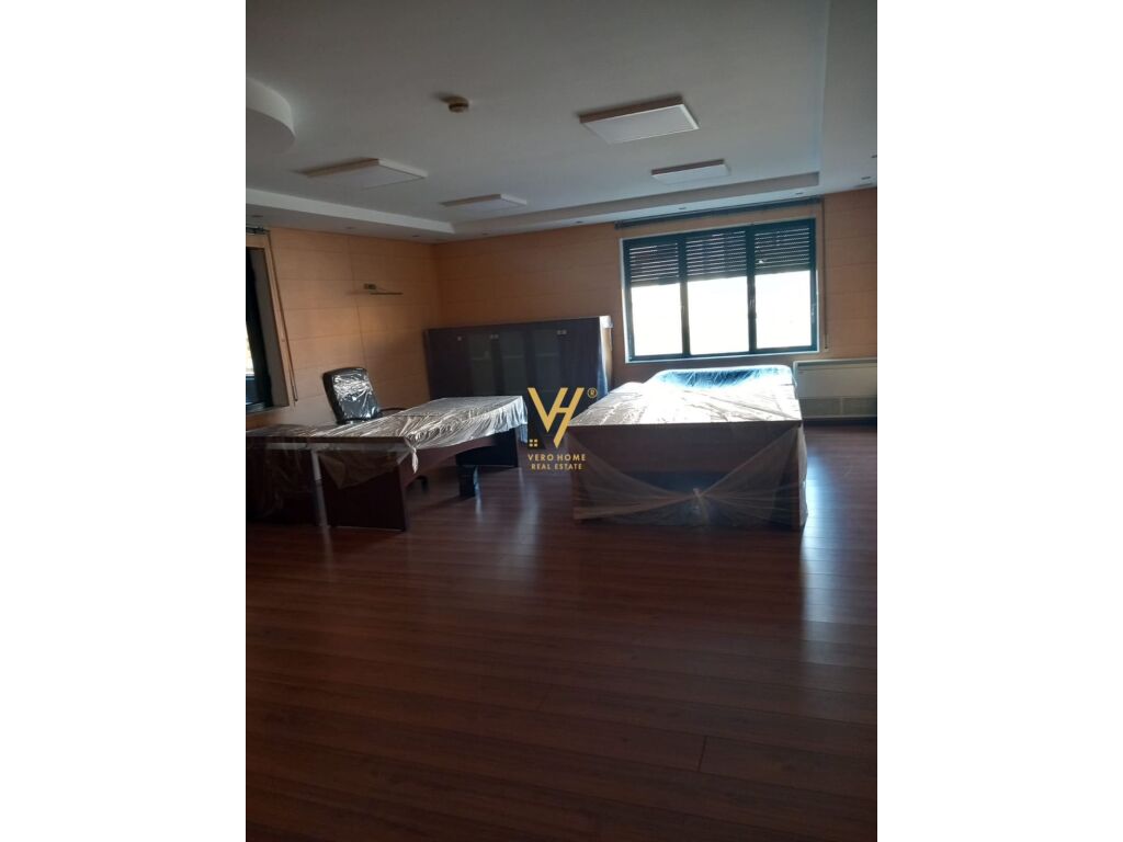 Shitet ambient komercial te Kodra e Diellit 310 m2 2