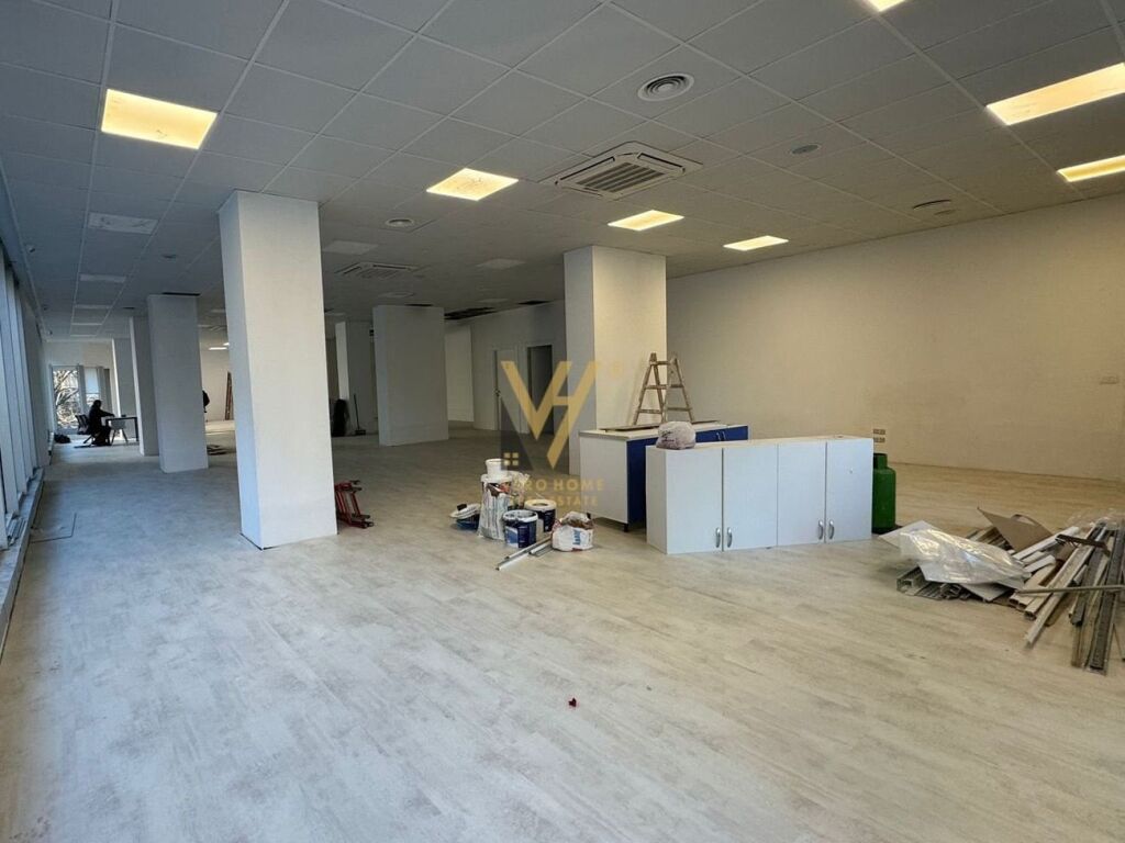 Jepet Ambient Komercial 420 m2 me qera te Blloku , Sheshi Willson 4