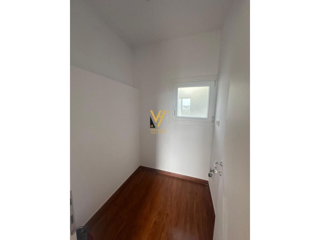 Shitet Vile dy kateshe dhe te Kompleksi Long Hill 219 m2 3