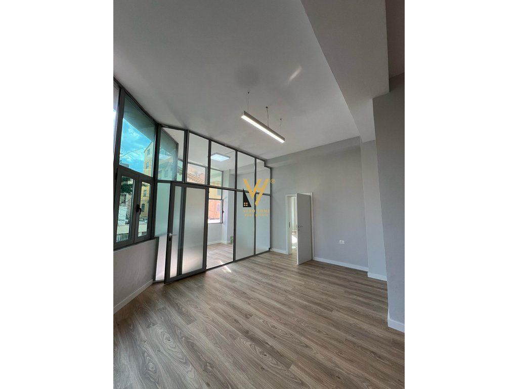 JEPET ZYRE 150 M2 ME QERA TE KOMUNA E PARISIT 2.000 EURO