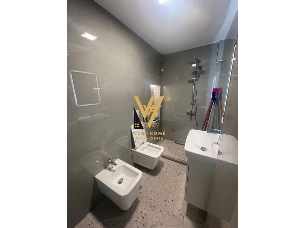 JEPET AMBJENT 75 M2 ME QERA TEK MYSLYM SHYRI 1.000 EURO 4