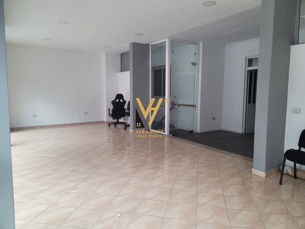 JEPET ZYRE 220 M2 ME QIRA TE RRUGA DRITAN HOXHA 150.000 LEKE