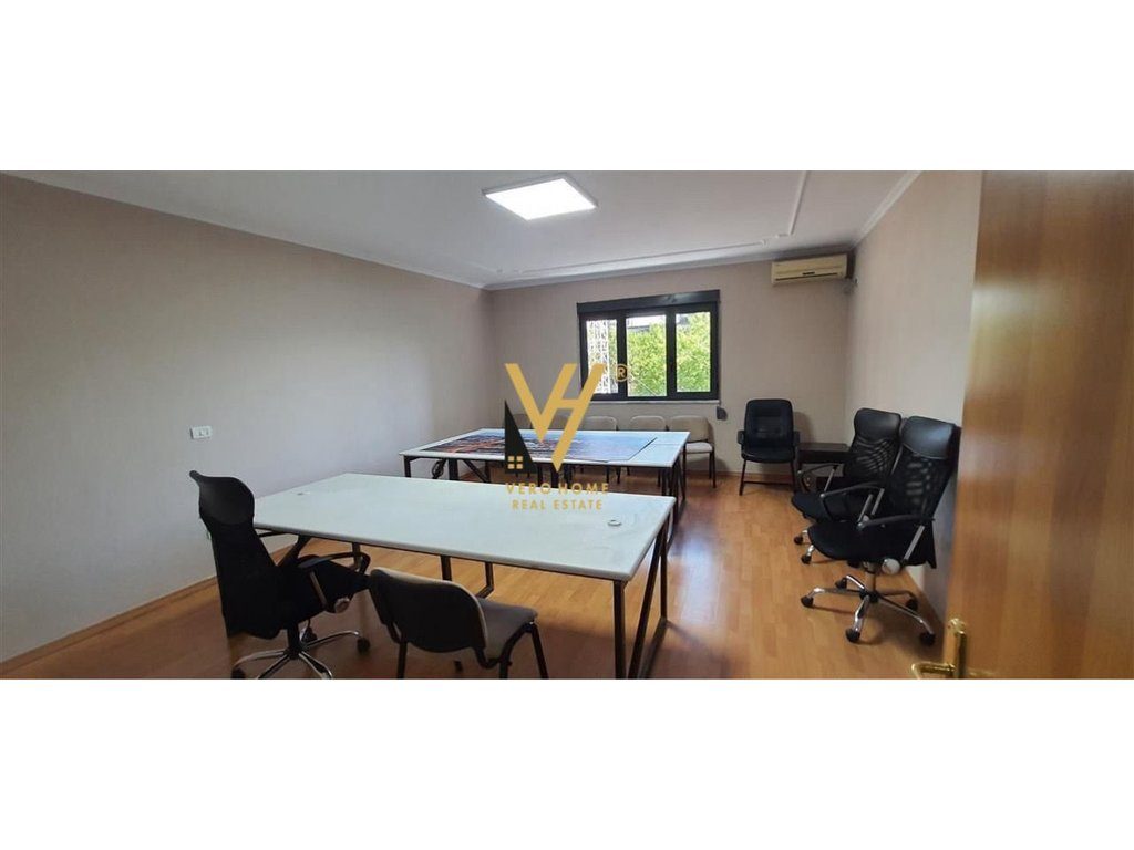 JEPET ZYRE 160 M2 ME QIRA NE QENDER 1.300 EURO 2