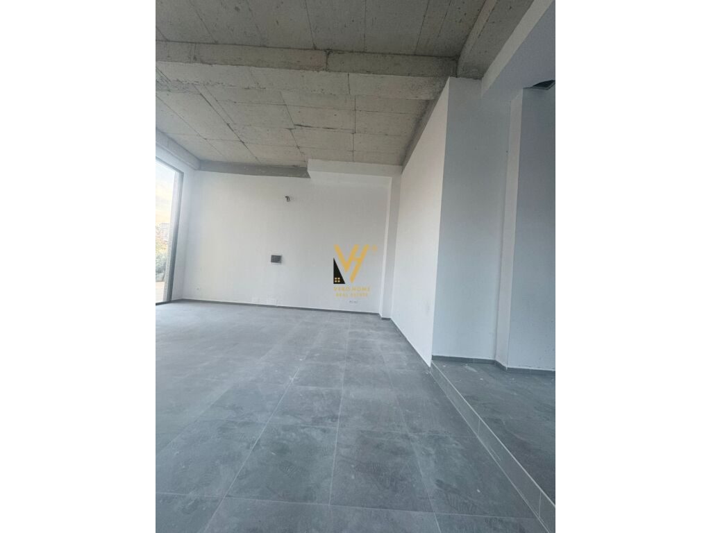 Jepet Dyqan me qera te Oxhaku 85 m2 2