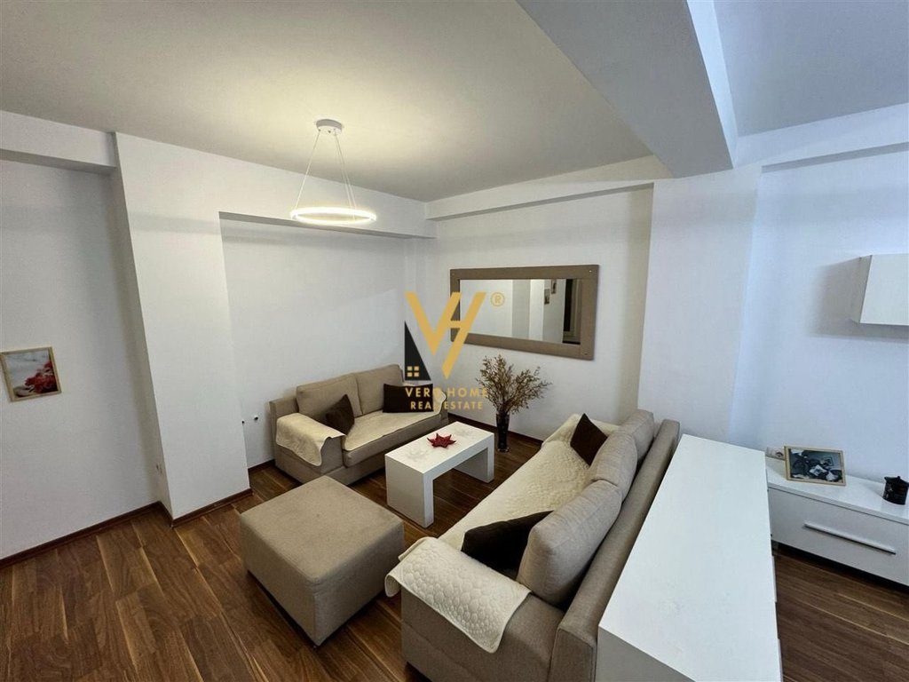 JEPET APARTAMENT 3+1+BLK ME QERA TE LIQENI THATE 1.000 EURO 2