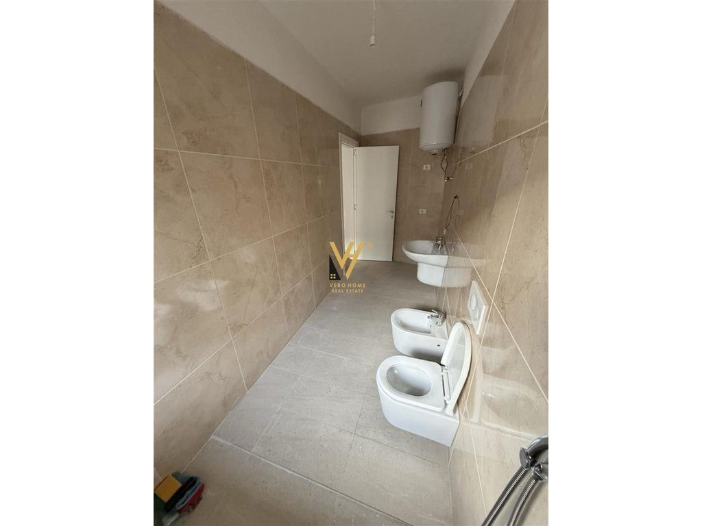 JEPET ZYRE 108 M2 ME QERA TE RRUGA E DURRESIT 850 EURO 4