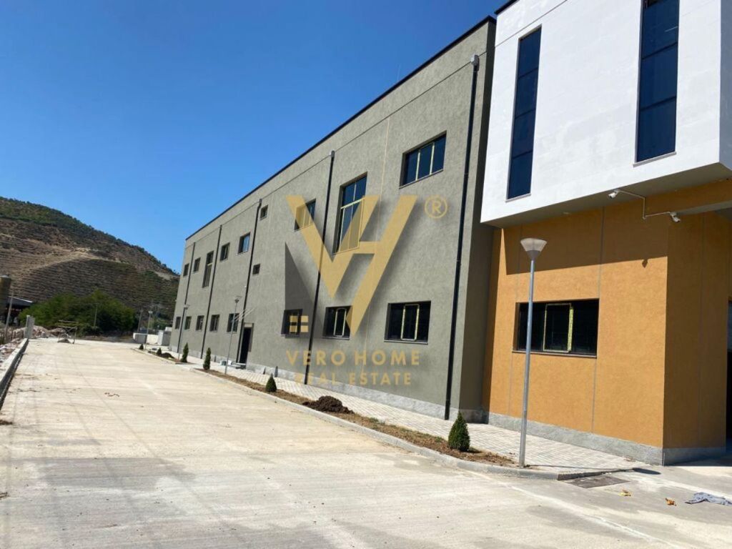 Shitet magazine dy kateshe 2000 m2 ne Vaqarr 3