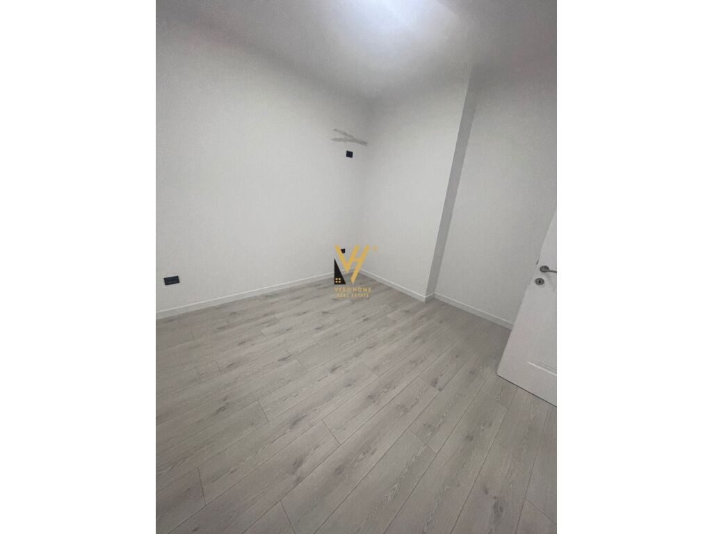 Jepet zyre me qera te Rruga Myslym Shyri 100 m2