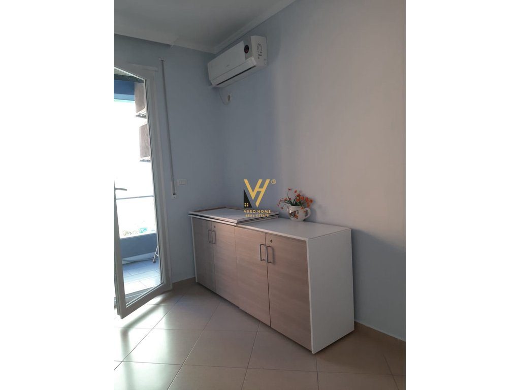 JEPET ZYRE 97 M2 ME QIRA NE QENDER 800 EURO 4
