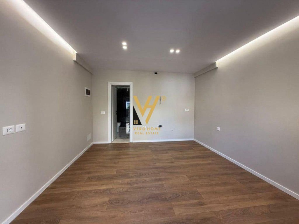 JEPET ZYRE 30 M2 ME QERA TEK LICEU,RR.ELBASANIT 40.000 LEKE